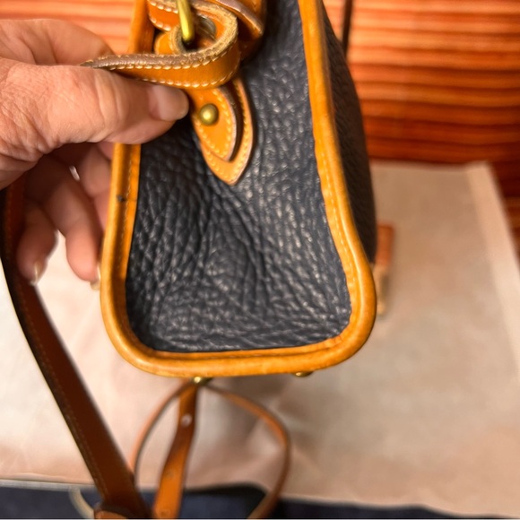 Dooney & Bourke Black and Tan Leather Crossbody Shoulder Bag, great condition - Picture 10 of 17